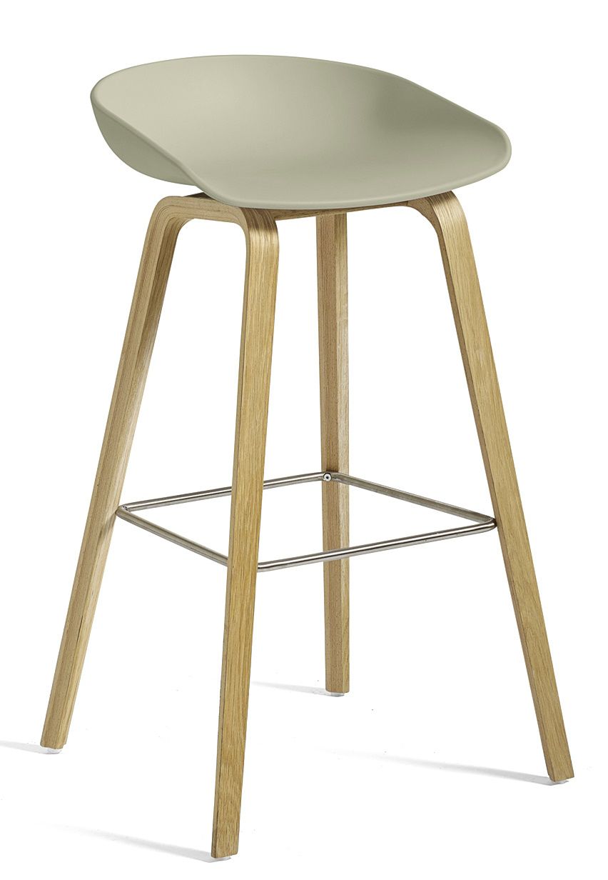 Hay About a Stool AAS32 Barhocker in Grün mit Holzgestell und Fußstütze.