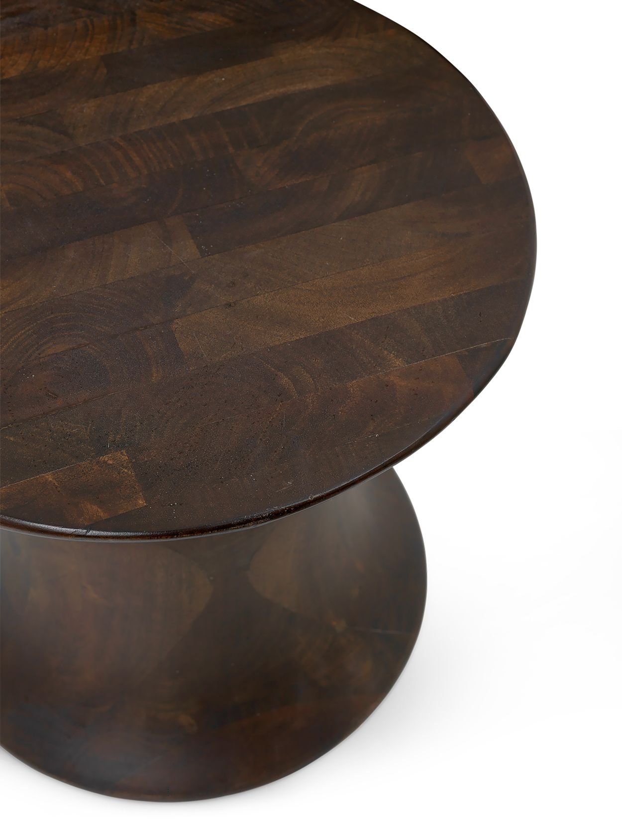 Detailaufnahme des braunen Ferm Living Spin Stool Hockers aus Holz. Moderner Hocker für Wohnzimmer.