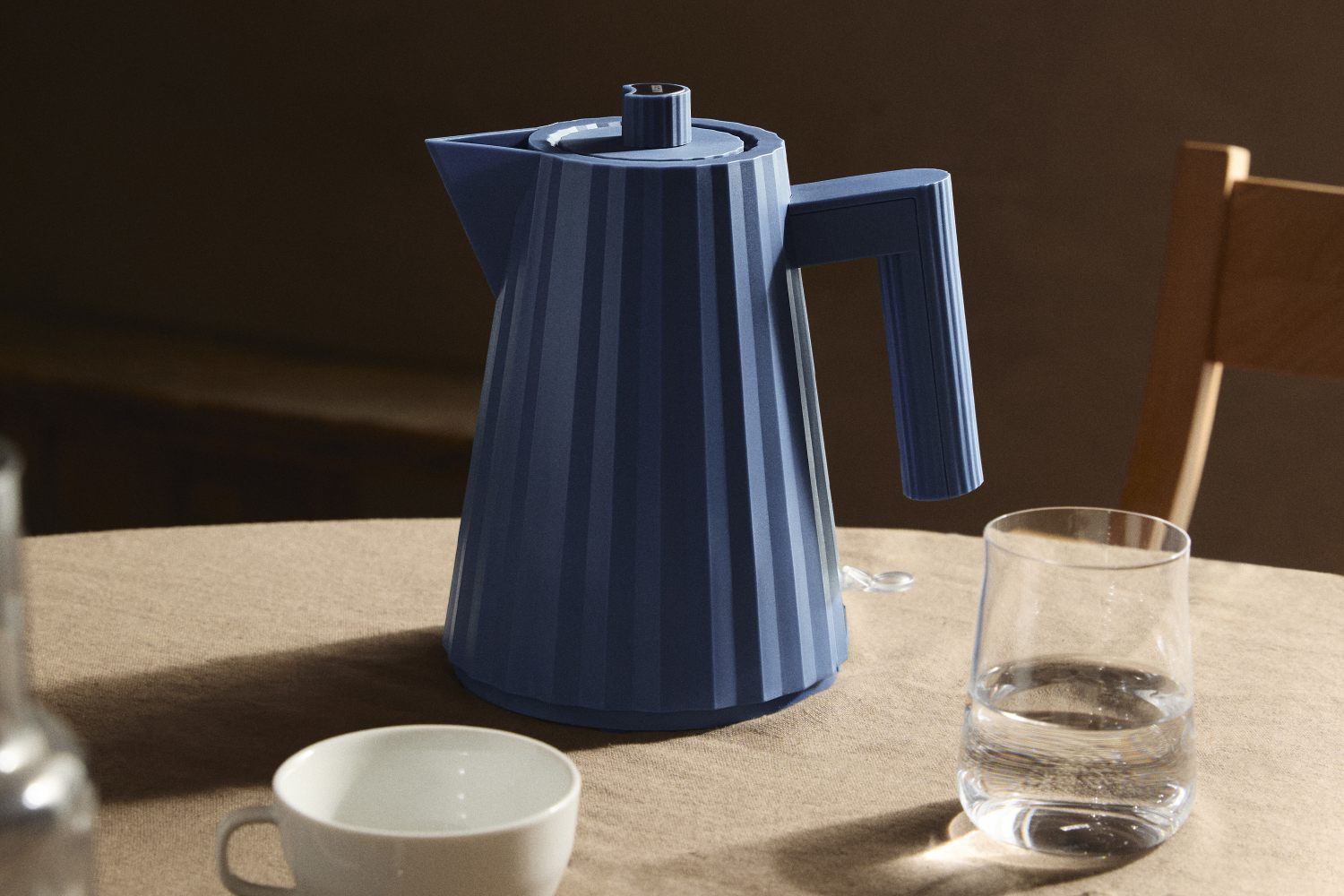 MDL06/1 Plissé Wasserkocher Small Alessi Blau