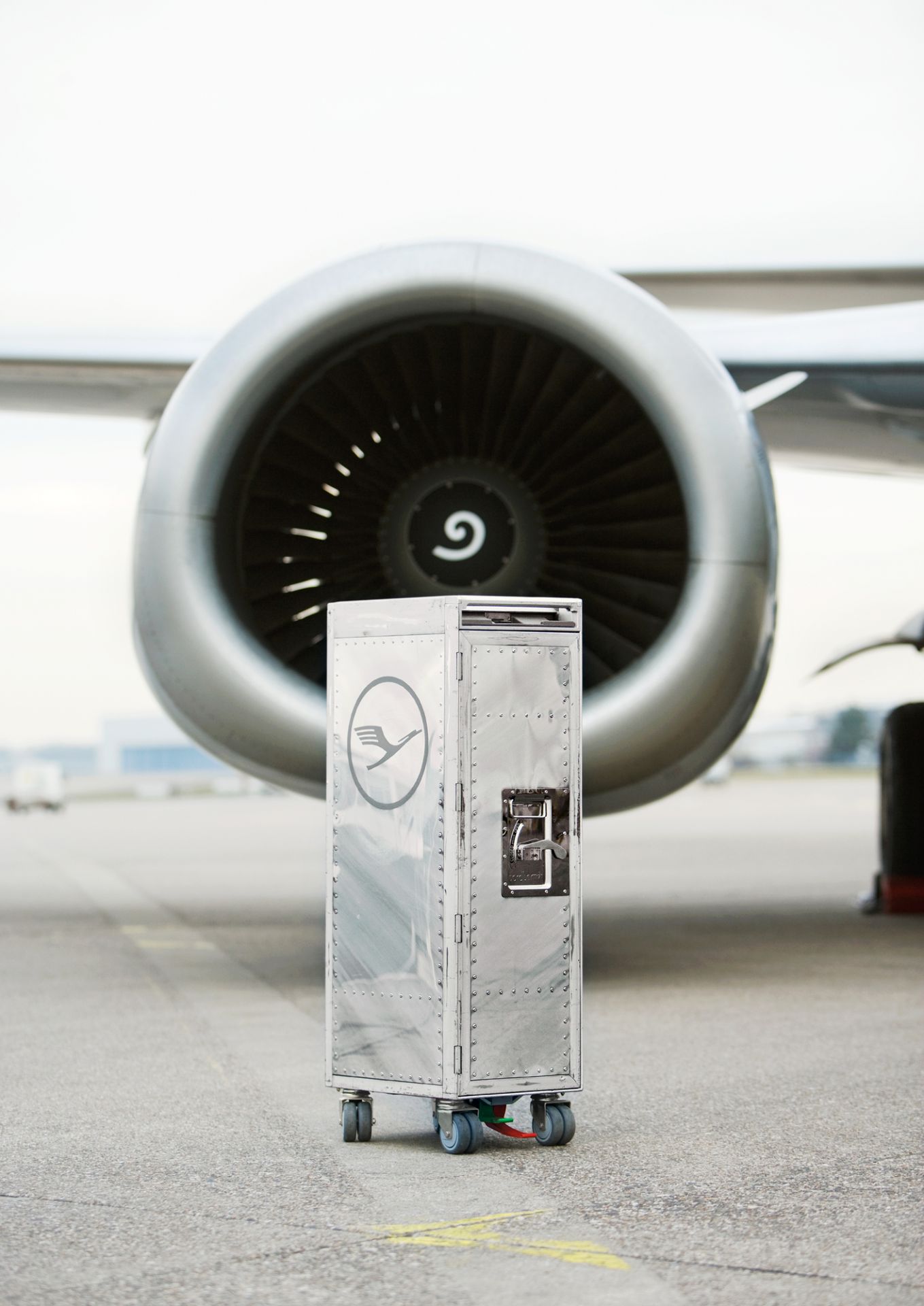 Rivet Rocker New Flugzeugtrolley Lufthansa Bordbar