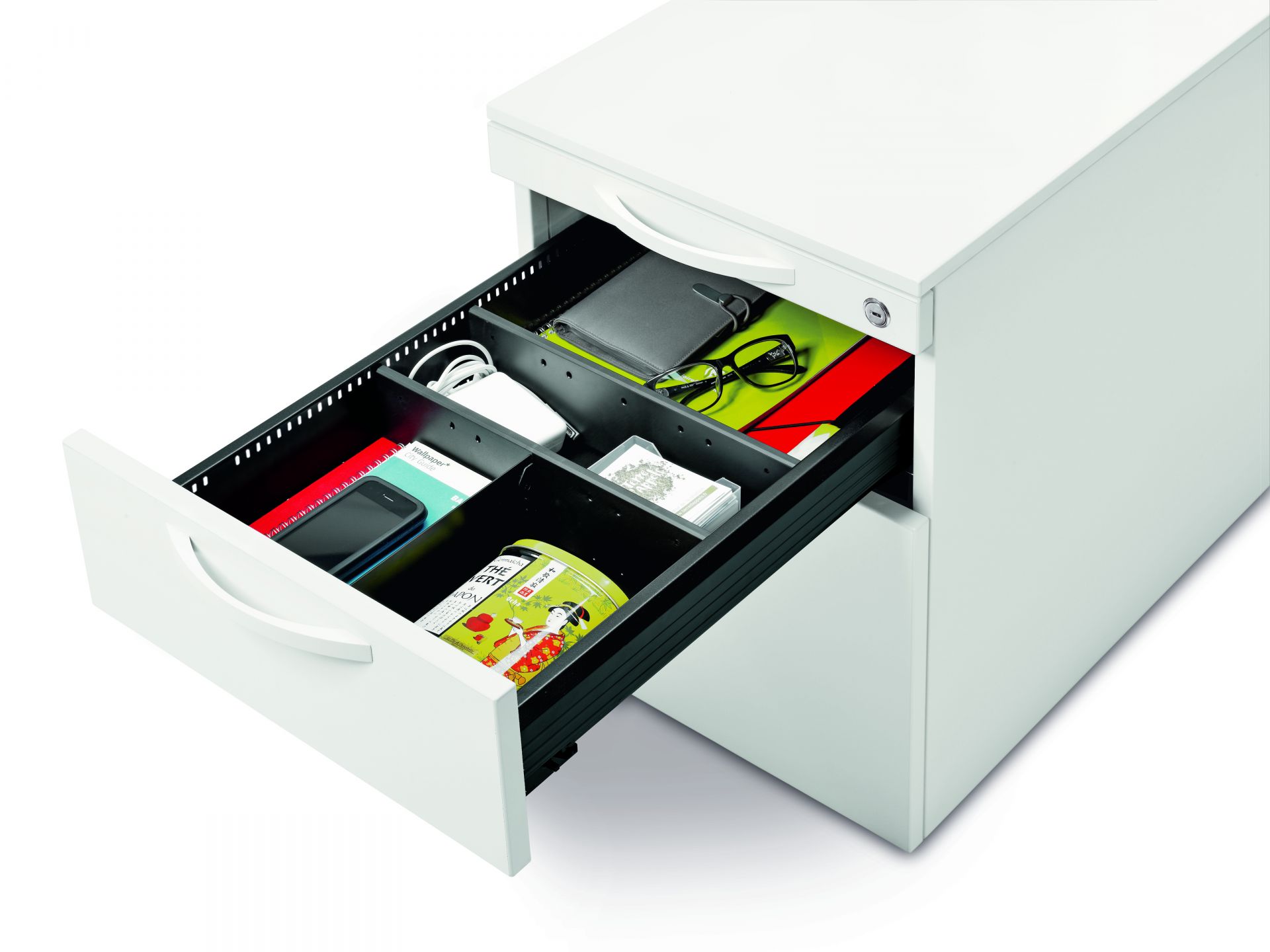 Weißer Steelcase Rollcontainer mit offener Schublade, gefüllt mit Büroartikeln und persönlichen Gegenständen.