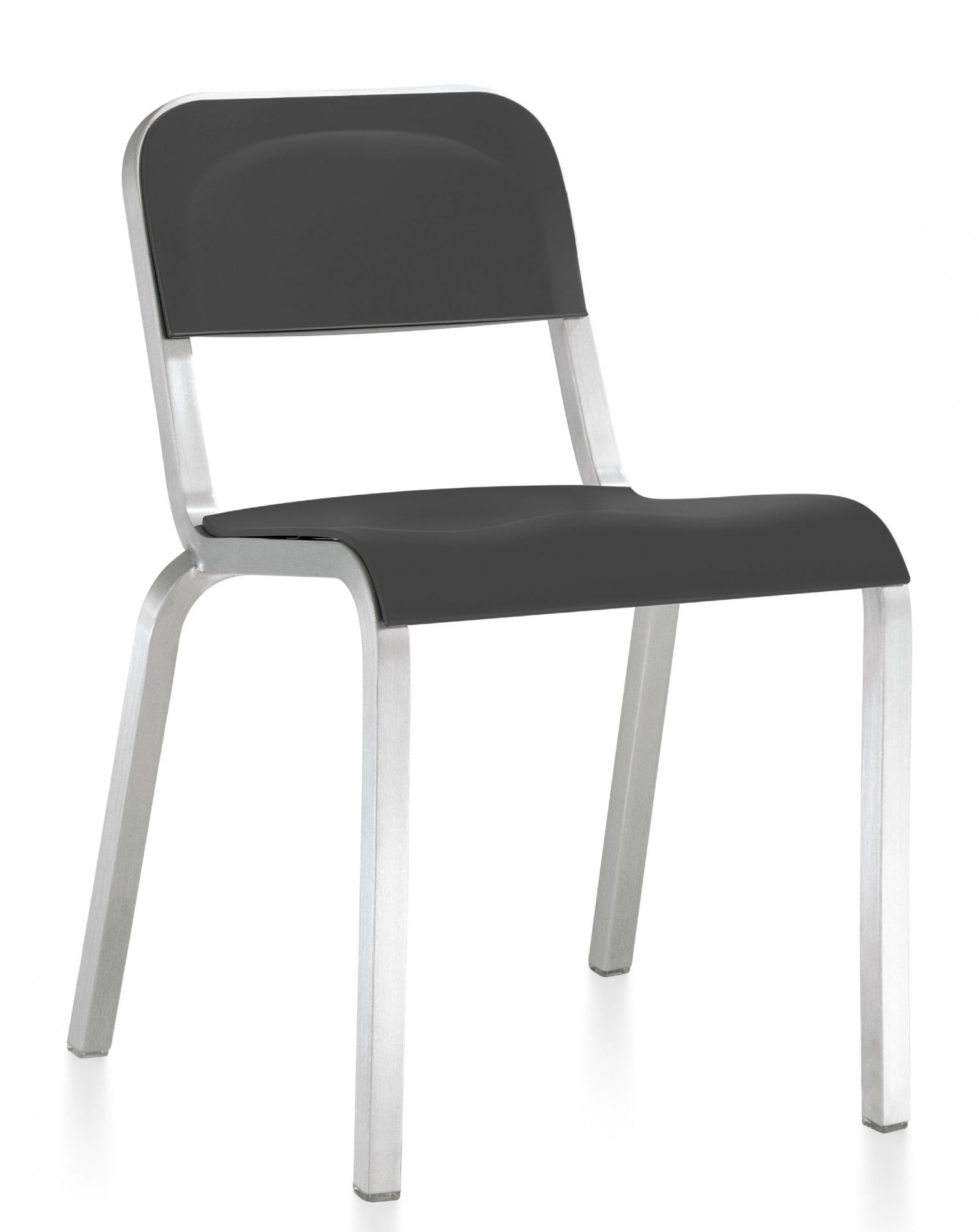 Emeco Chair mit Aluminiumrahmen und schwarzer Sitzfläche, moderner Stuhl für Esszimmer und Büro.