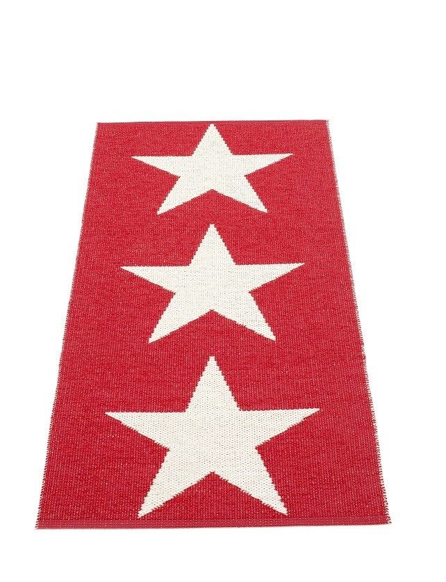 Roter Viggo One Kunststoffteppich von Pappelina, 70x150 cm, mit drei weißen Sternen.
