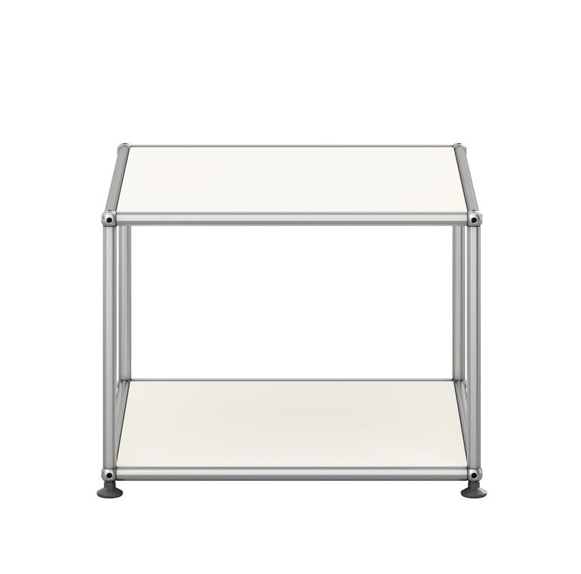 USM Haller Beistelltisch in Reinweiß, offenes Design mit zwei Ablageflächen, modernes Möbelstück für Wohn- und Arbeitsbereiche.