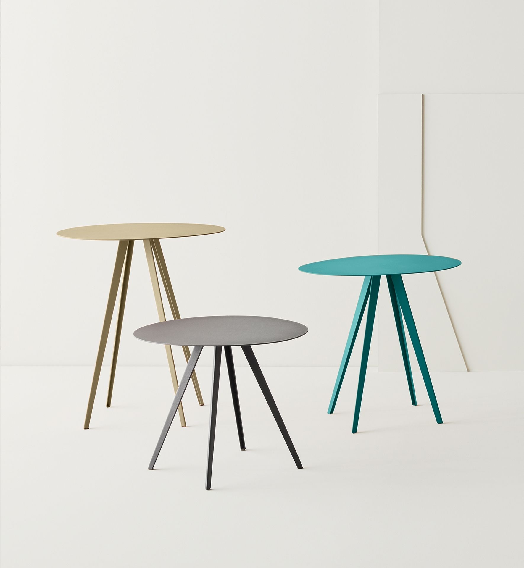 Agorà Beistelltisch von Segis, groß, in Rot. Moderner, runder Tisch mit drei Beinen.