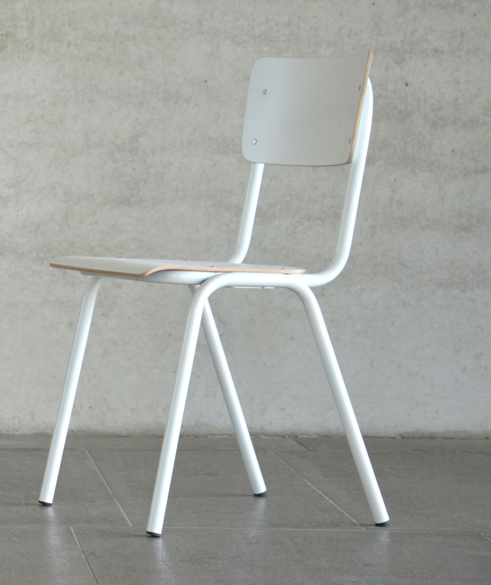 Moderner Zero Stuhl von Jan Kurtz in Schwarz mit weißem Metallgestell und Holzsitzfläche.