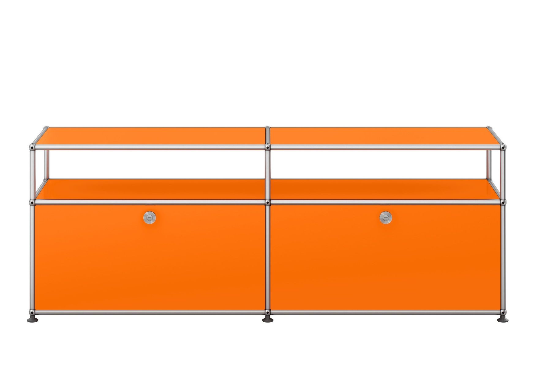 USM Haller Sideboard in Reinorange mit zwei Fächern und silbernem Gestell für TV und Hi-Fi.