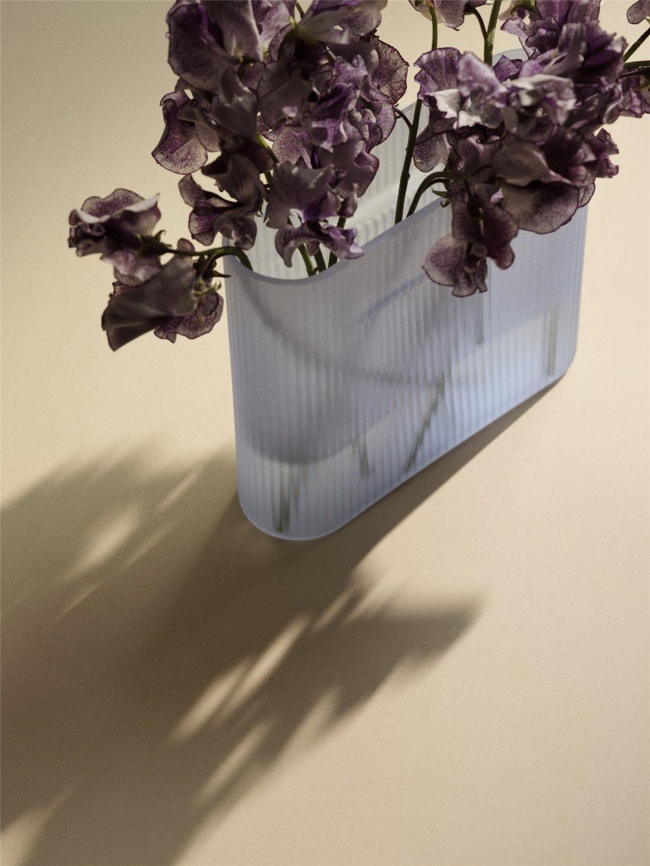 Ridge Vase Muuto Milchglas Hellblau H 35 cm Ridge Vase Muuto Milchglas Hellblau H 35 cm