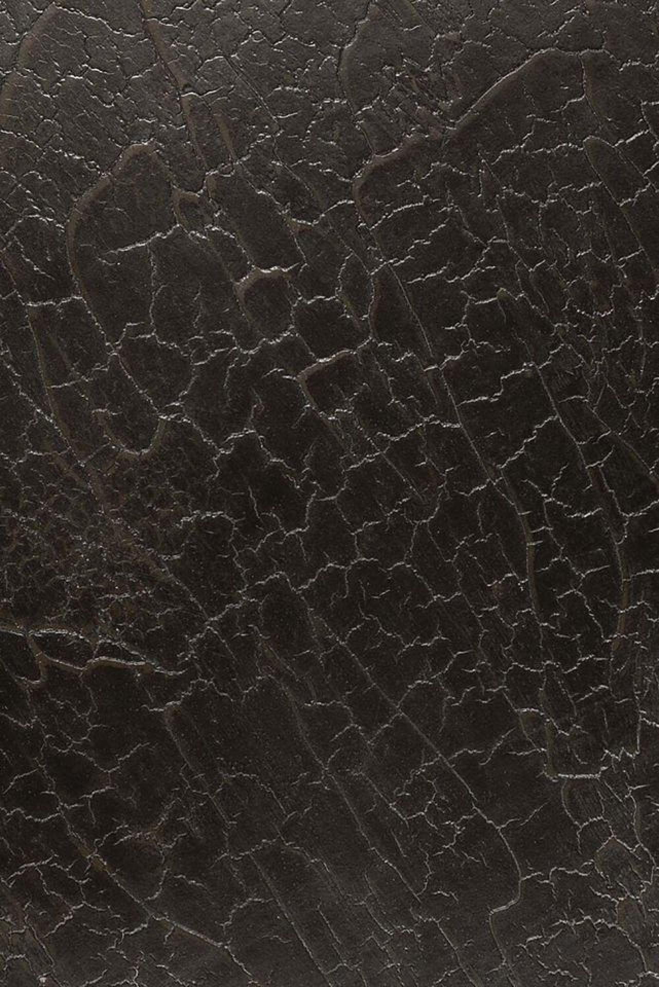 Detailaufnahme der Ethnicraft Stability Konsole in Umberbraun mit markanter, rissiger Holzstruktur.