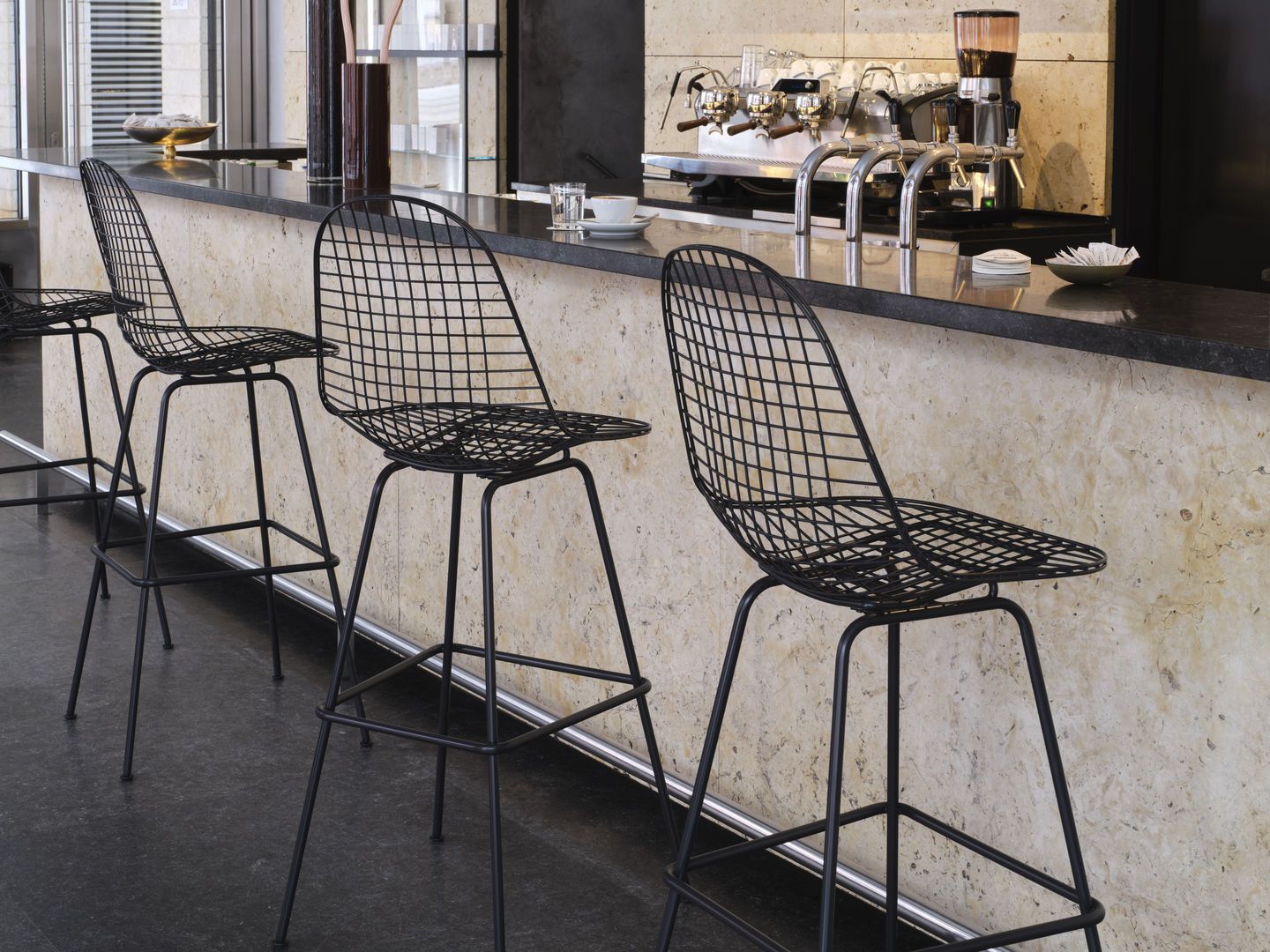 Eames Wire Bar Stool Barhocker Medium mit Sitz- und Rückenpolster Vitra