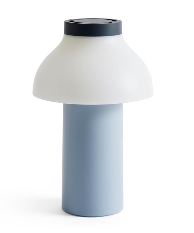 PC Portable Akkuleuchte von Hay, blaue Tischleuchte mit weißem Lampenschirm, kabellose Beleuchtung.