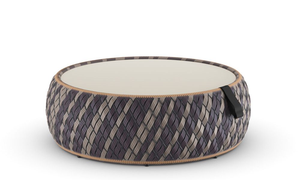 Runder Dala Kaffeetisch von Dedon mit geflochtenem Design und heller Tischplatte für den Außenbereich.