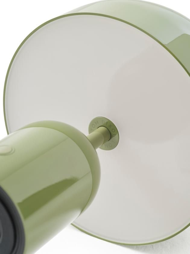 Detailaufnahme der grünen Tom Dixon Bell Portable LED Tischleuchte von unten, Akkuleuchte für Innenräume.