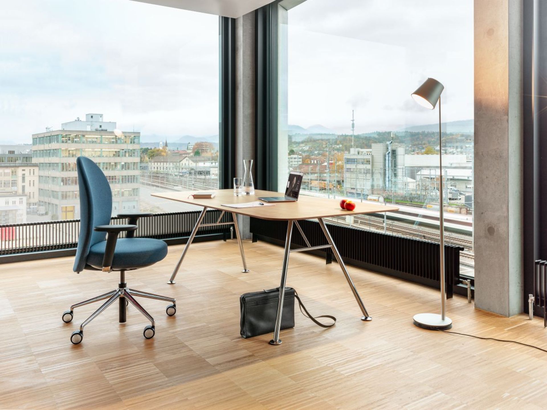Akio Steel Tisch Girsberger