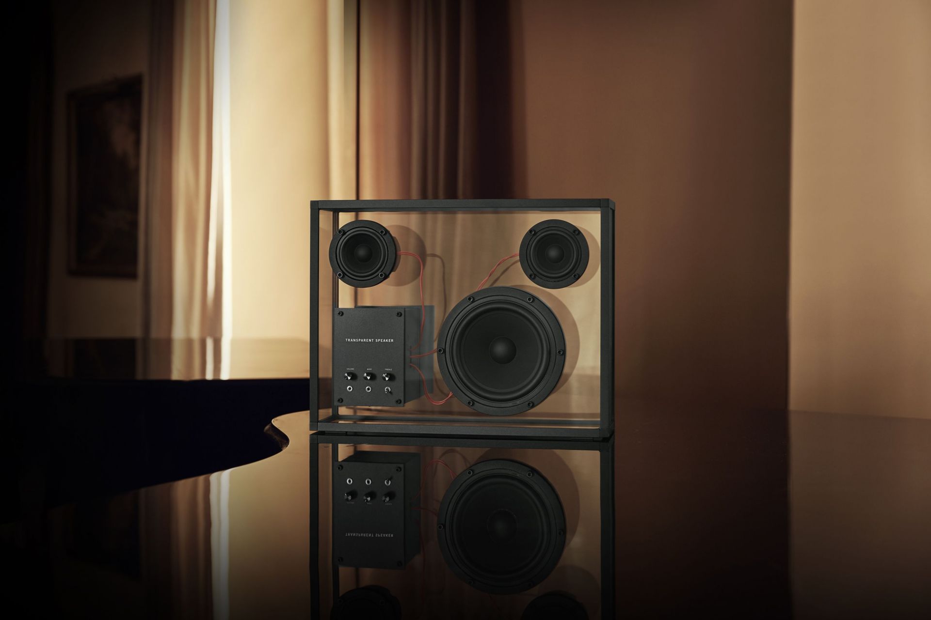 Transparenter Lautsprecher  schwarz mit roten Kabeln Transparent