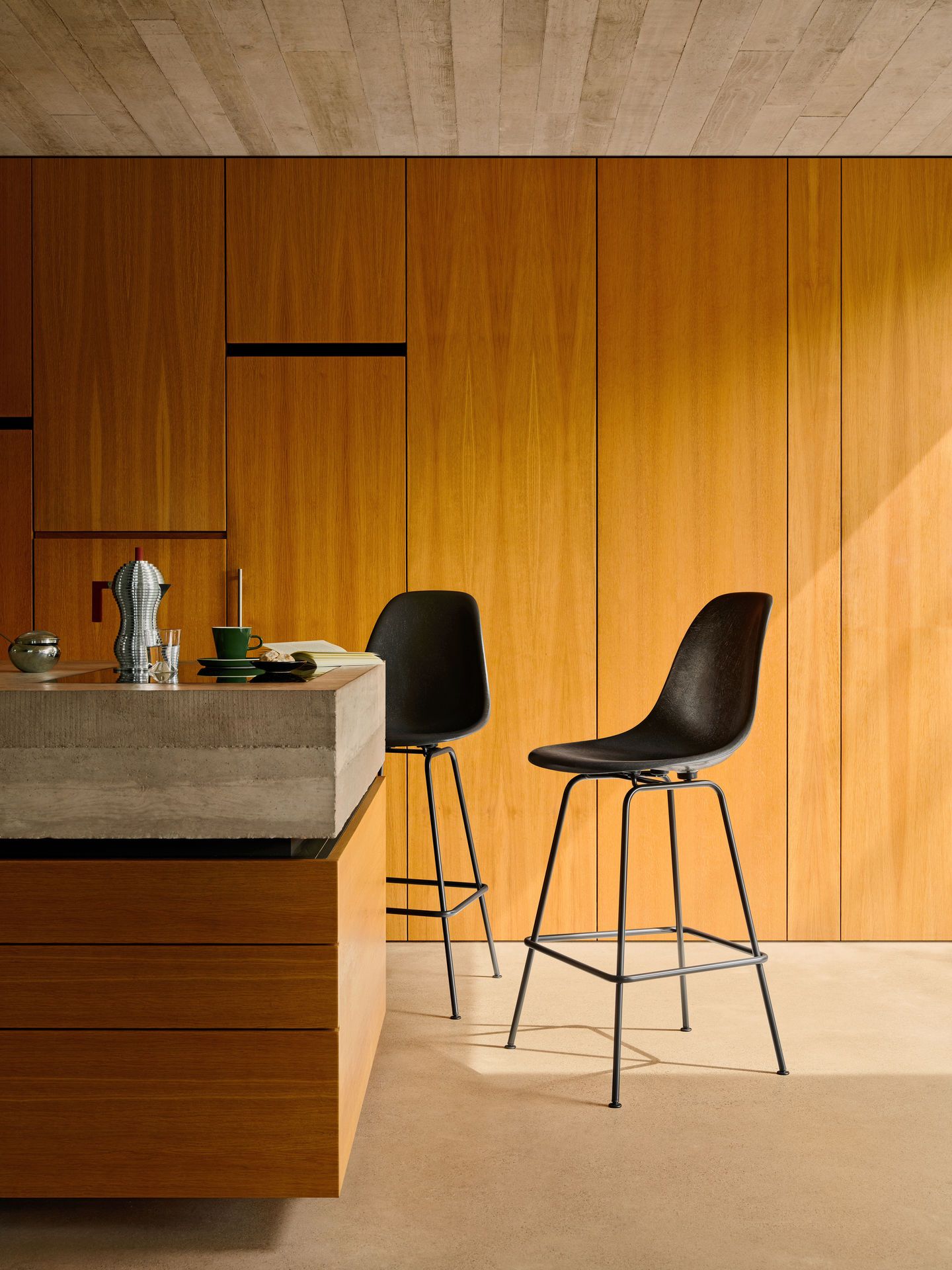 Eames Fiberglass Bar Stool Medium Barhocker mit Sitzpolster Vitra