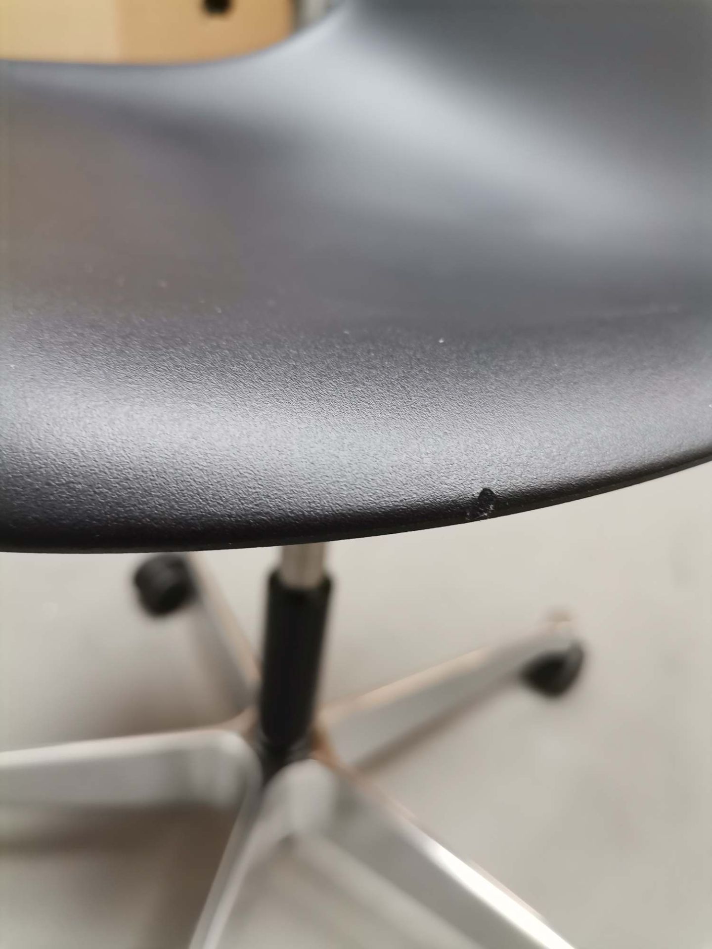 Eames Plastic Side Chair PSCC Drehstuhl SCHWARZ / POLIERT Vitra MÄNGELEXEMPLAR