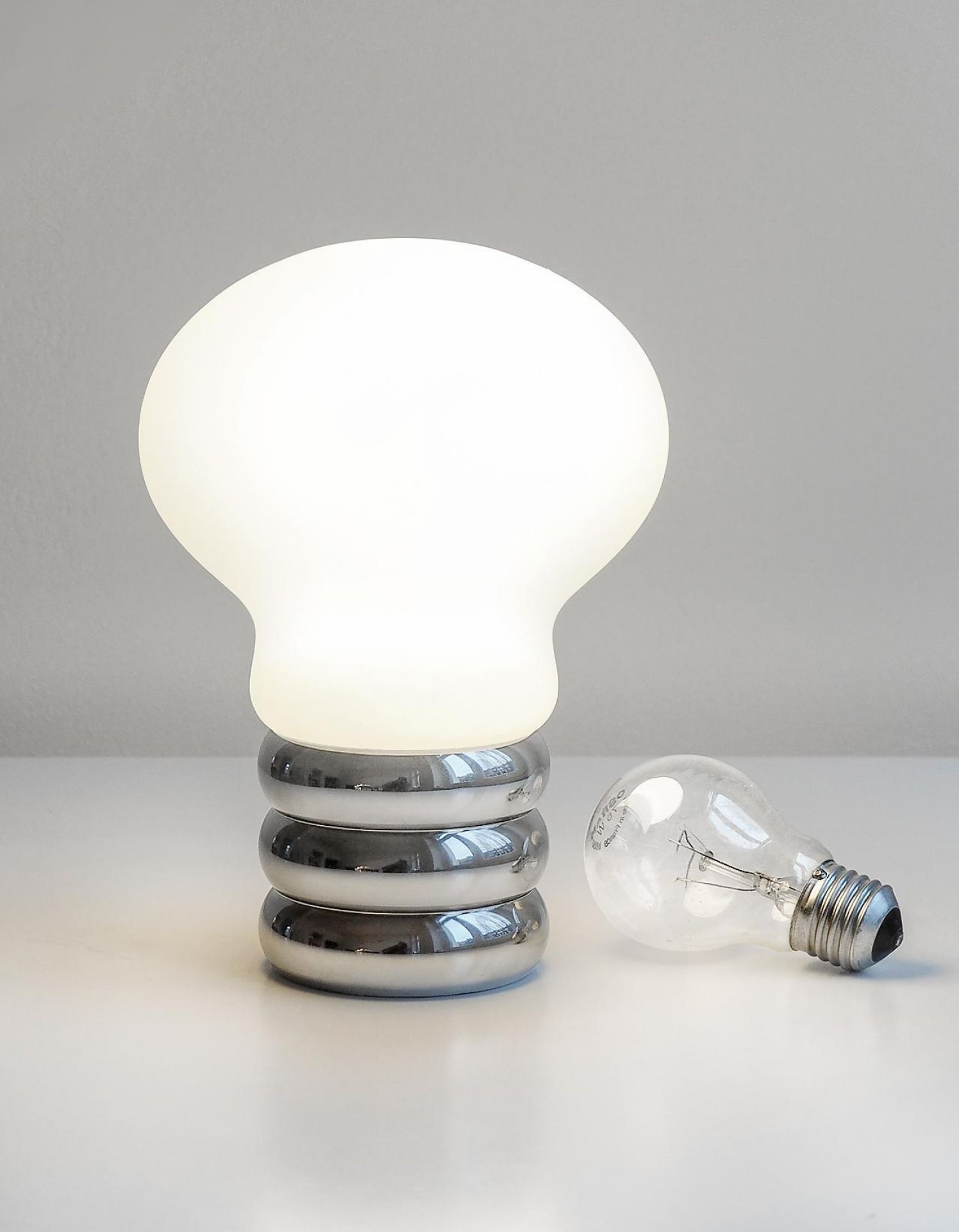 b.bulb Akkuleuchte / Tischleuchte mit USB Ingo Maurer