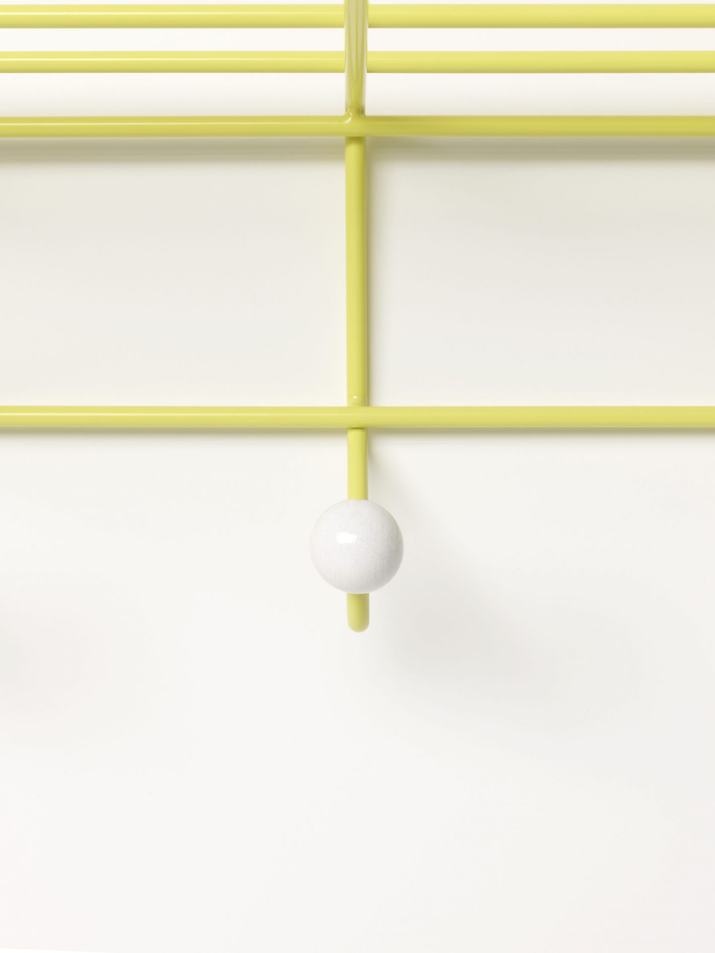 Gelbe Design-Garderobe mit weißem Haken, Teil der DZ 05 Garderoben Kollektion.