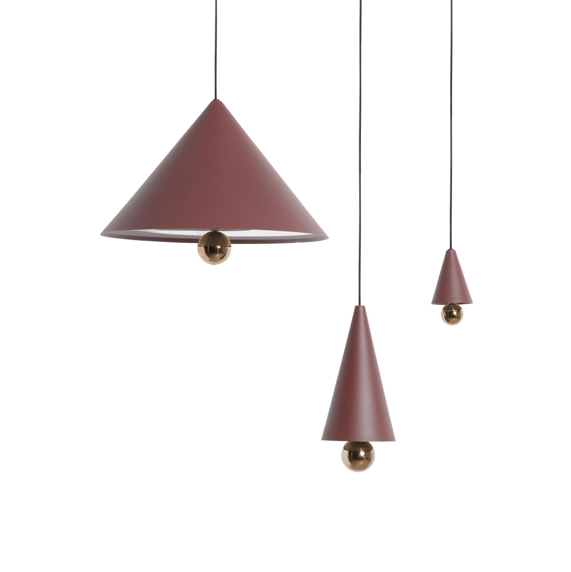 Cherry Pendelleuchte von Petite Friture in Braunrot mit goldener Kugel, moderne Hängelampe.