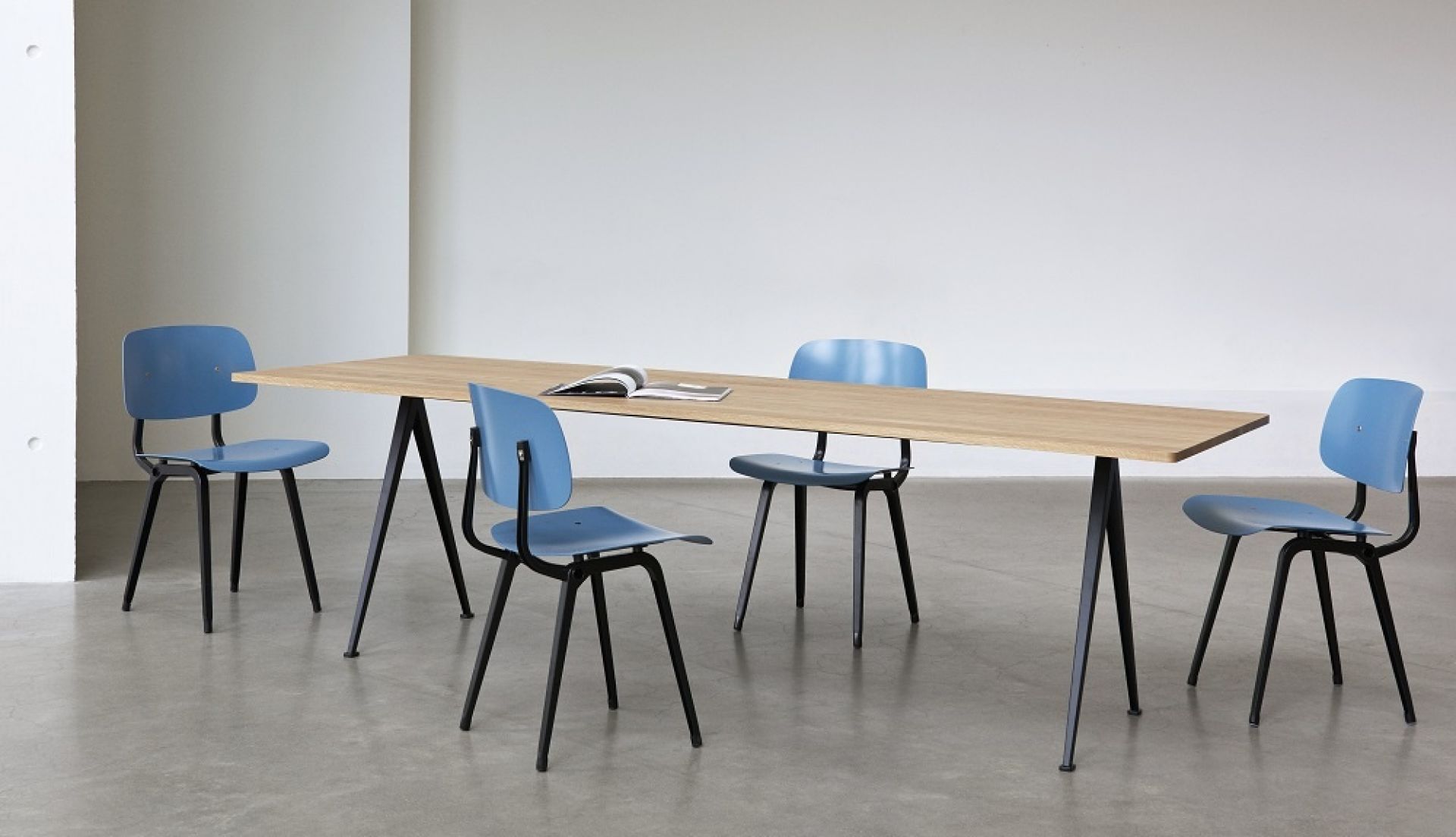 Pyramid Table 02 Esstisch Hay Eiche geräuchert schwarz B 190 x T 85 Pyramid Table 02 Esstisch Hay Eiche geräuchert schwarz B 190 x T 85