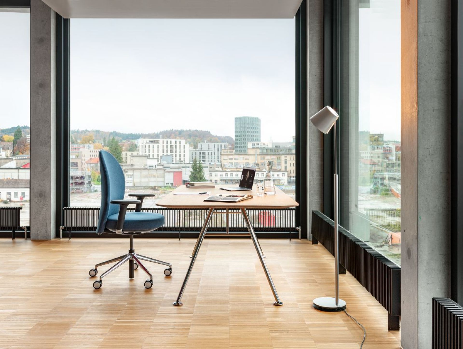Akio Steel Tisch Girsberger