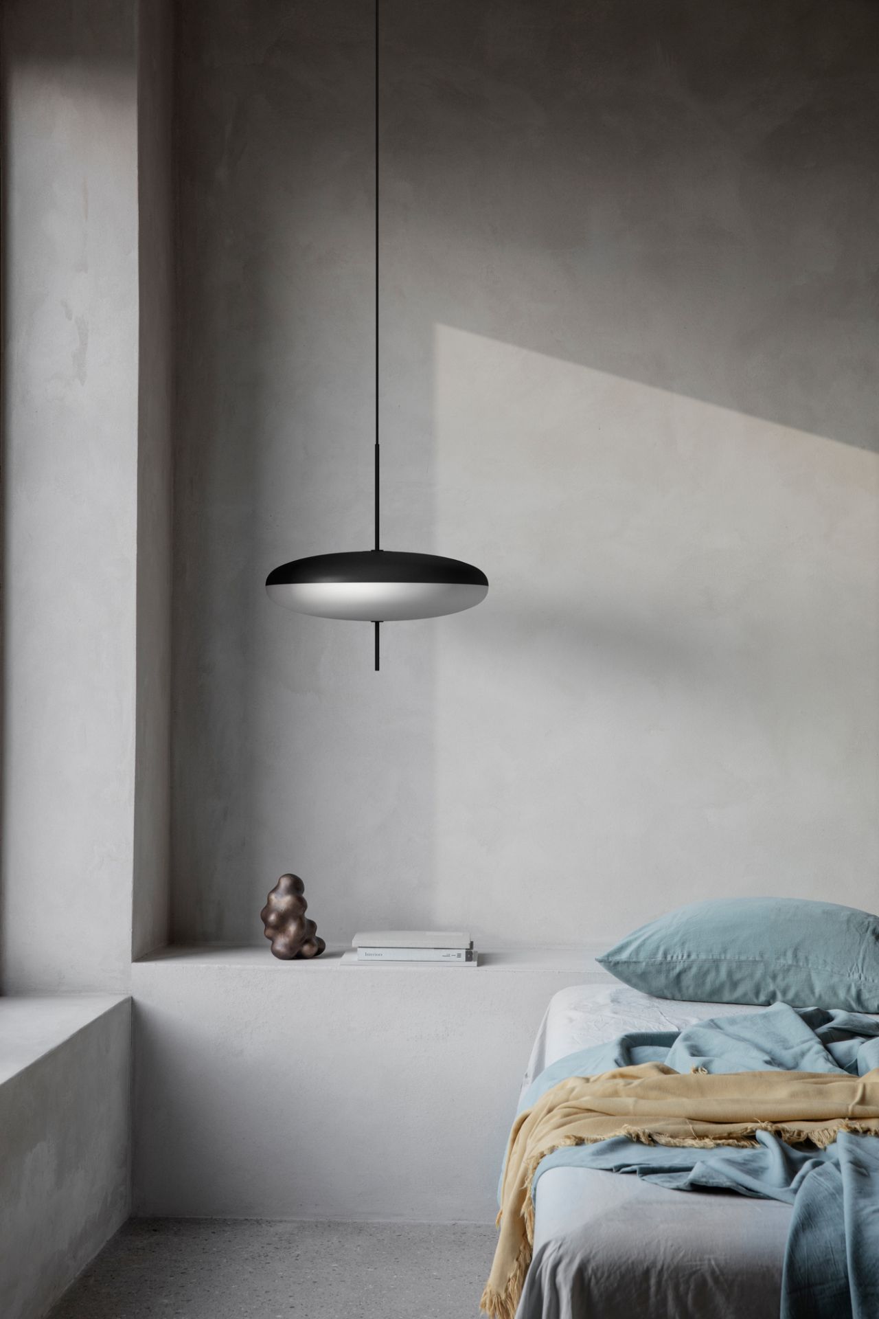 Model 2065 Deckenleuchte Schwarz und Weiß Diffusor Schwarze Hardware Schwarzes Kabel Astep EINZELSTÜCK 