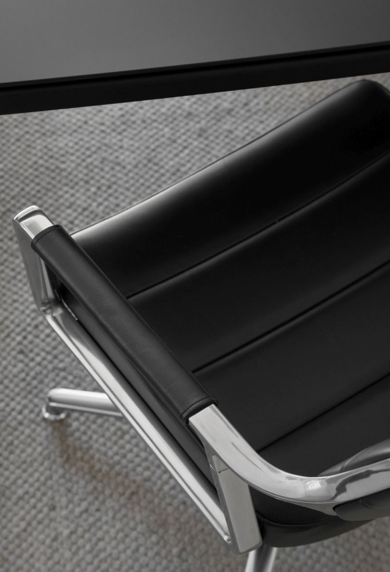 VIPP453 Swivel Chair Stuhl mit Gleitern schwarzes Leder / polierter Alurahmen Vipp
