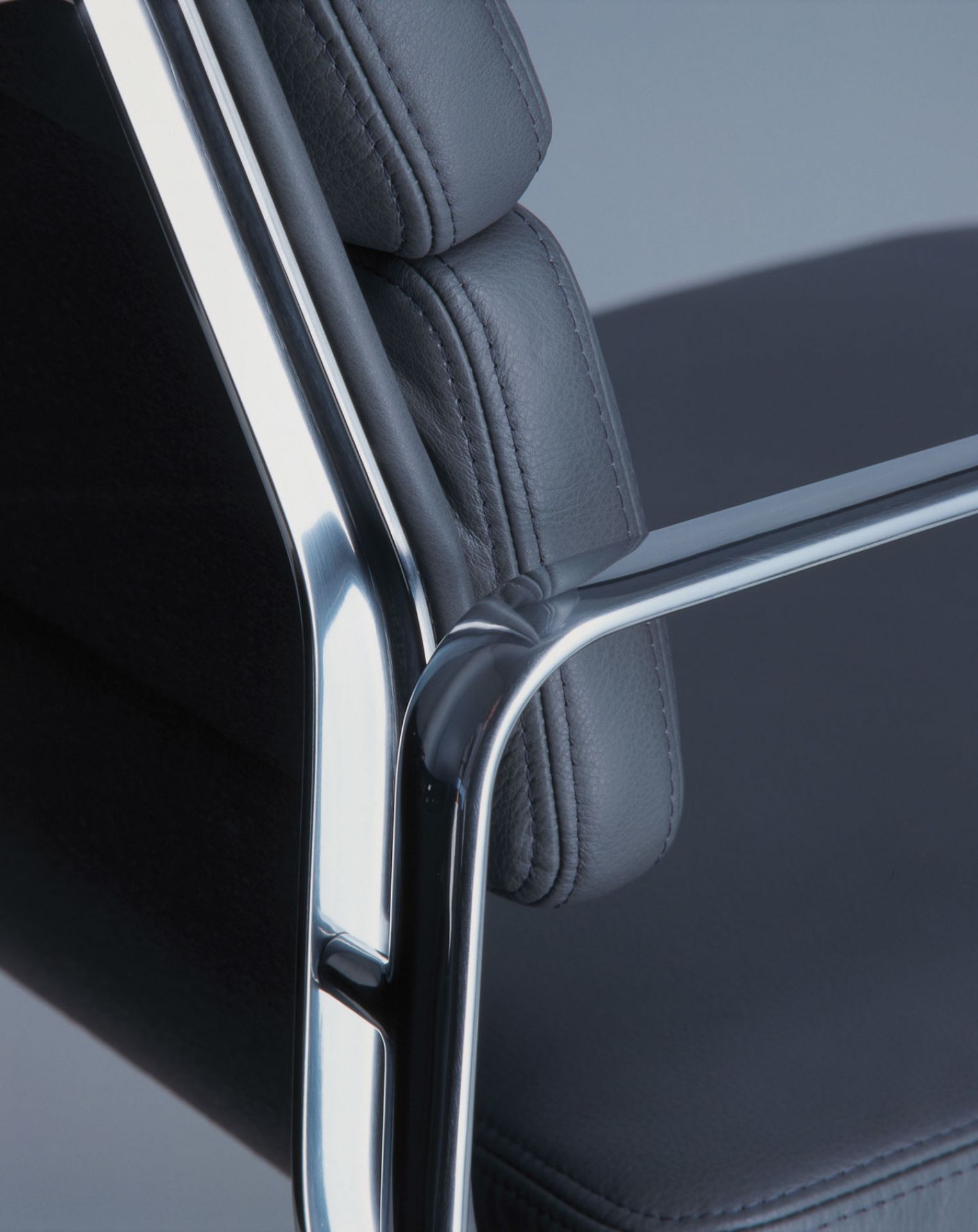 Soft Pad Chair EA219 / EA 219 Sessel Leder Premium Schwarz Vitra AUSLAUFVARIANTE