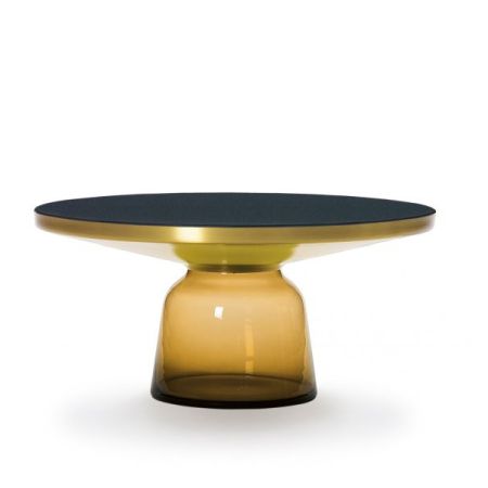 Bell Coffee Table Couchtisch mit Messingrand und bernsteinfarbenem Glasfuß. Moderner Wohnzimmertisch für stilvolles Ambiente.