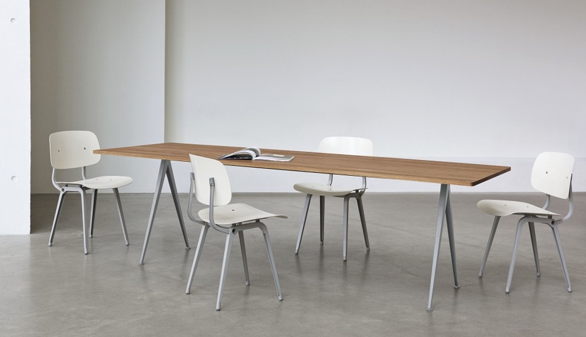 Pyramid Table 02 Esstisch Hay Eiche geräuchert schwarz B 190 x T 85 Pyramid Table 02 Esstisch Hay Eiche geräuchert schwarz B 190 x T 85