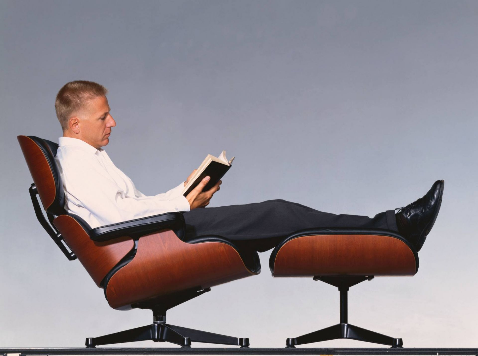 Eames Lounge Chair & Ottoman Armchair Leder Premium Vitra Seiten poliert- schwarz Leder Premium F schwarz Palisander