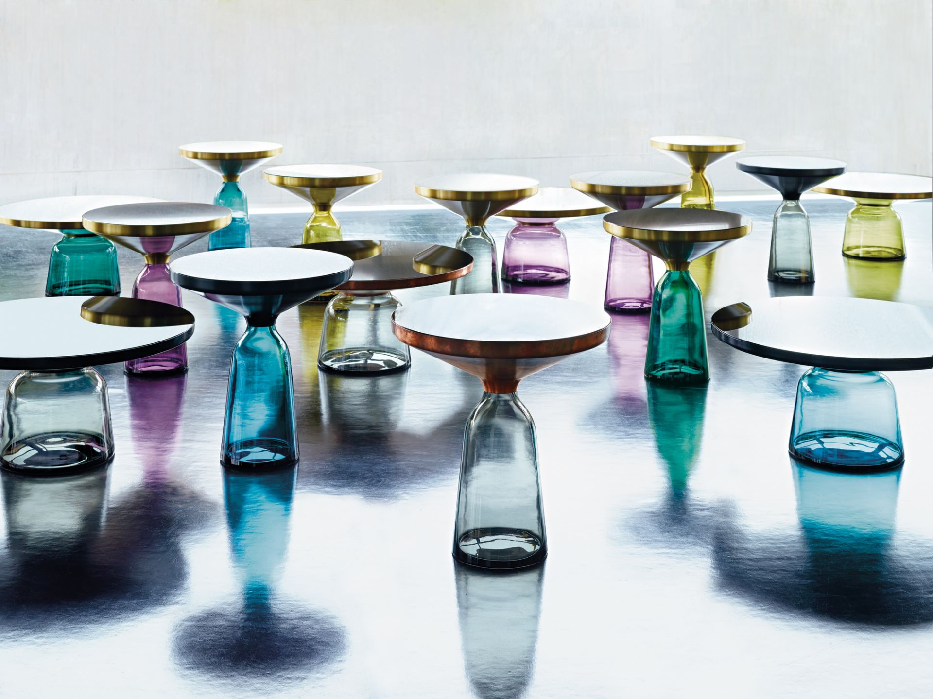 Bell Coffee Table Couchtische von ClassiCon mit farbigem Glasfuß und Messing-Tischplatte. Design Couchtisch.