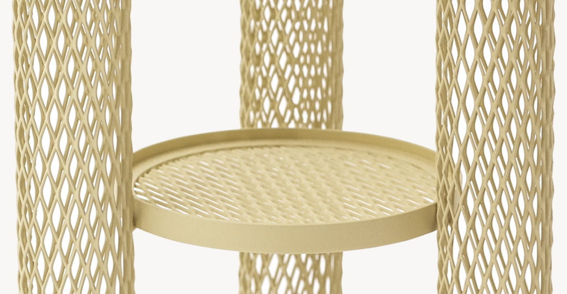 Detailaufnahme des perlweißen Net Beistelltisches von Moroso mit filigranem, netzartigem Design und runder Ablagefläche.