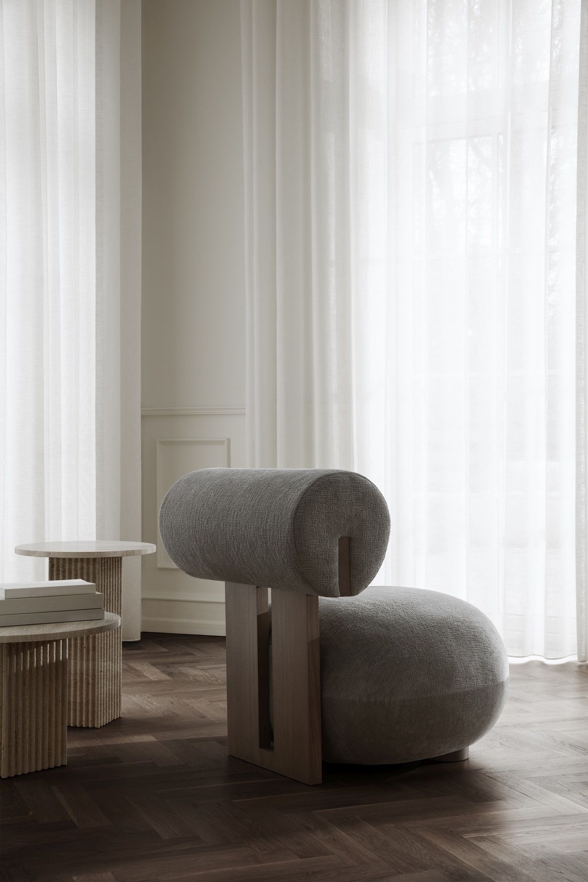 Nahaufnahme des NORR11 Soho Couchtisches mit runder Tischplatte und geriffelter Basis im minimalistischen Wohnzimmer.