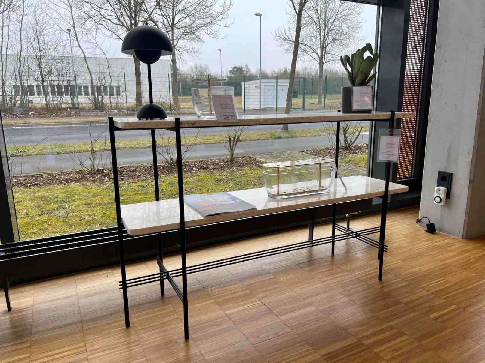 TS Konsole Weißer Marquina Marmor Gubi  AUSSTELLUNGSSTÜCK