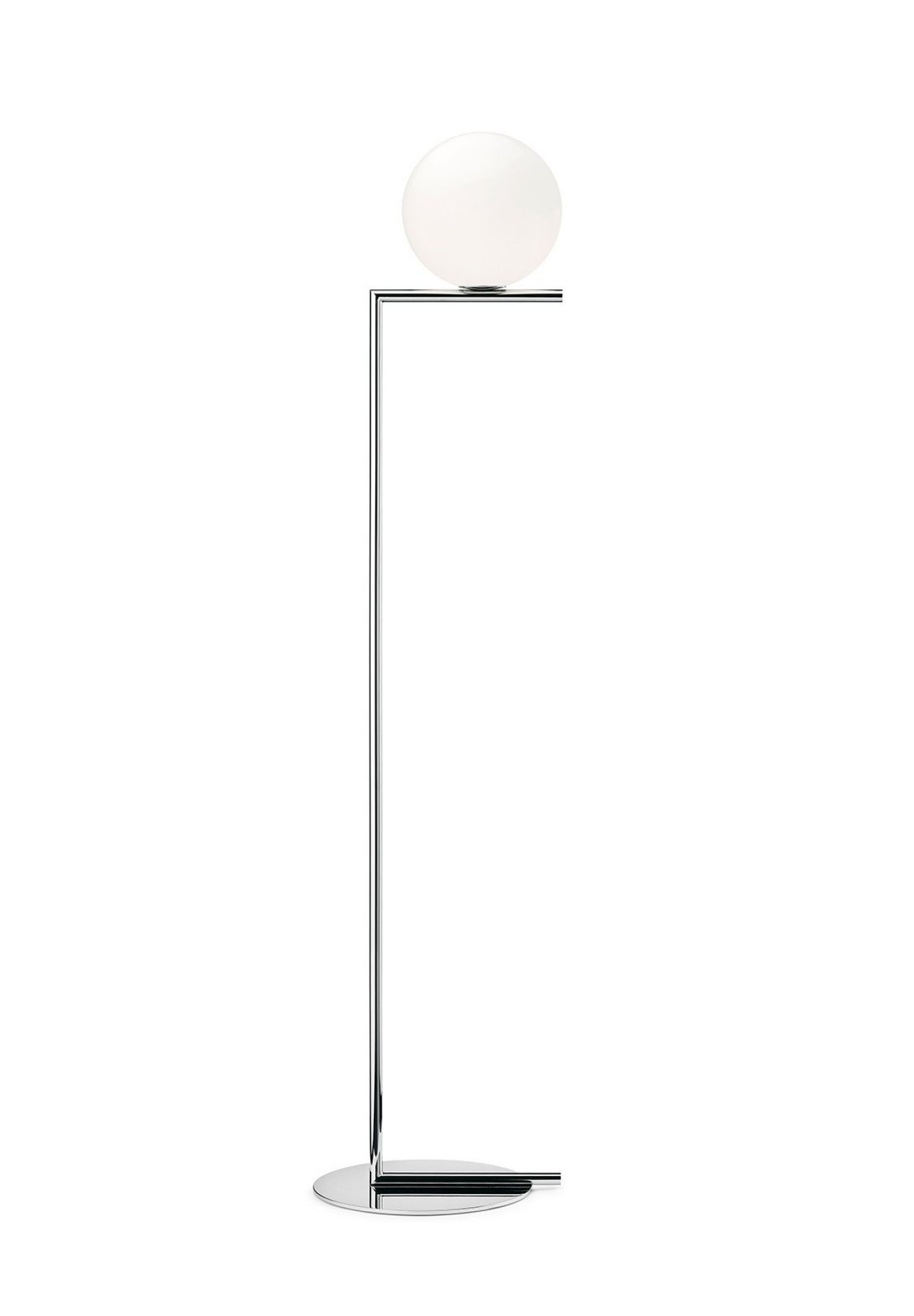 IC Lights Stehleuchte F1 von Flos in Chrom mit runder, weißer Glaskugel als Leuchtmittel.