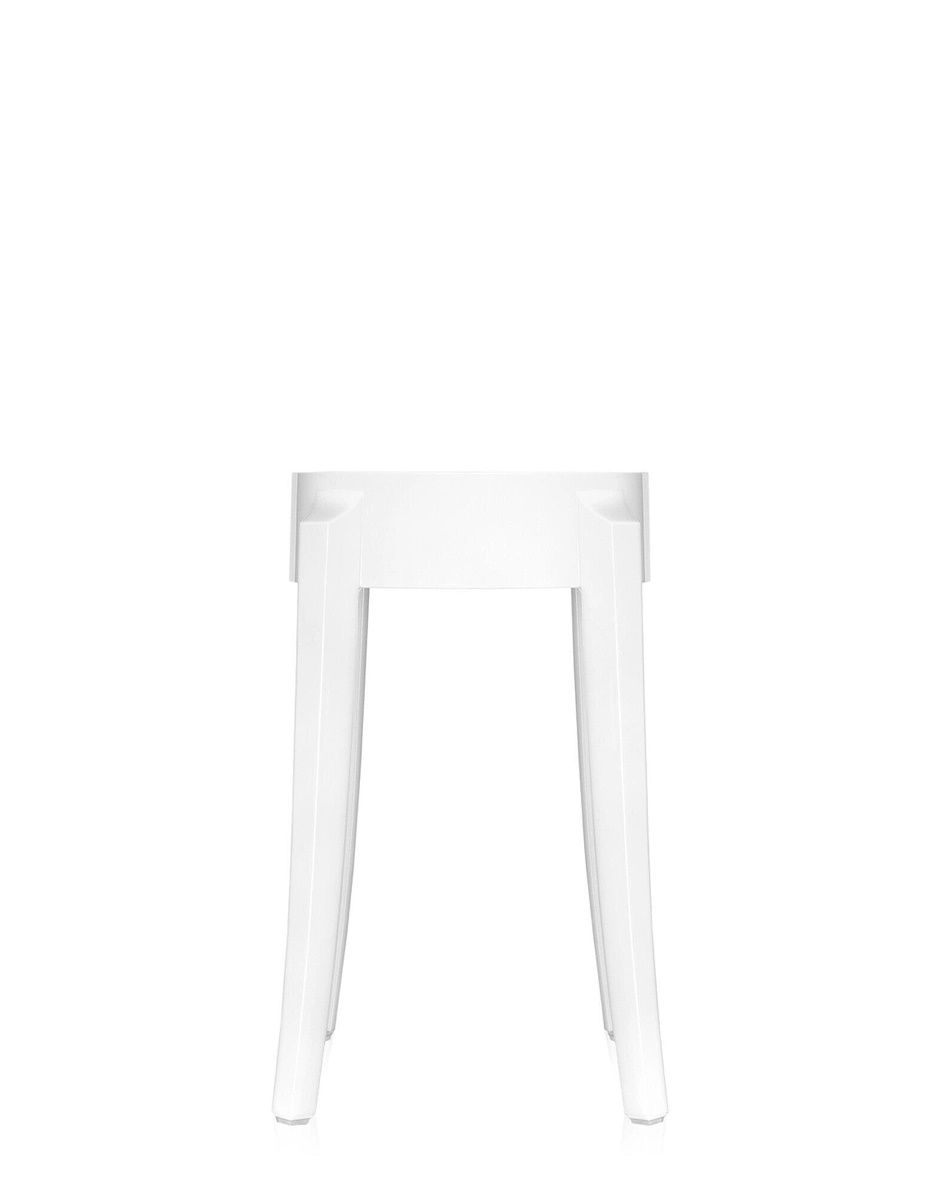 Weißer Charles Ghost Hocker von Kartell, ein moderner Designhocker für stilvolles Wohnen.