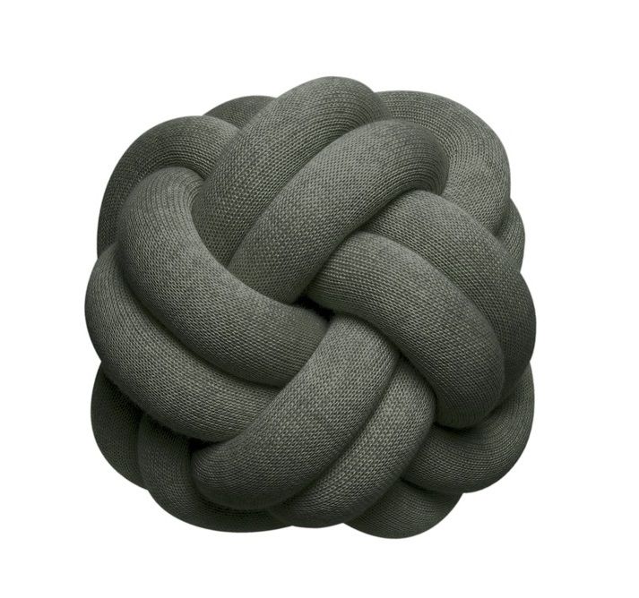 Grauer Knot Kissen von Design House Stockholm, dekoratives Wohnaccessoire im modernen Design.
