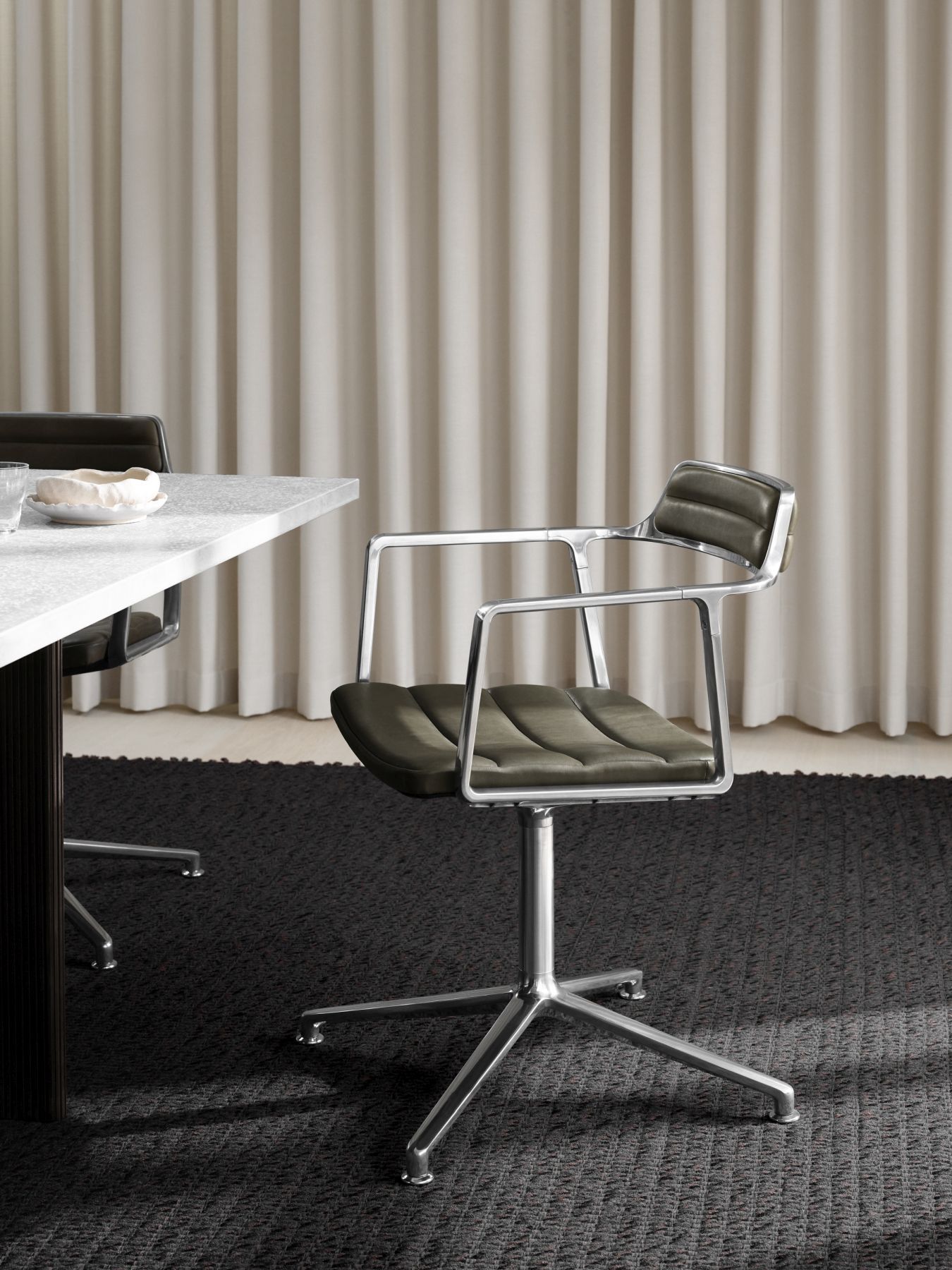 VIPP452 Swivel Stuhl mit Gleitern grünes Leder Vipp VIPP452 Swivel Stuhl mit Gleitern grünes Leder Vipp