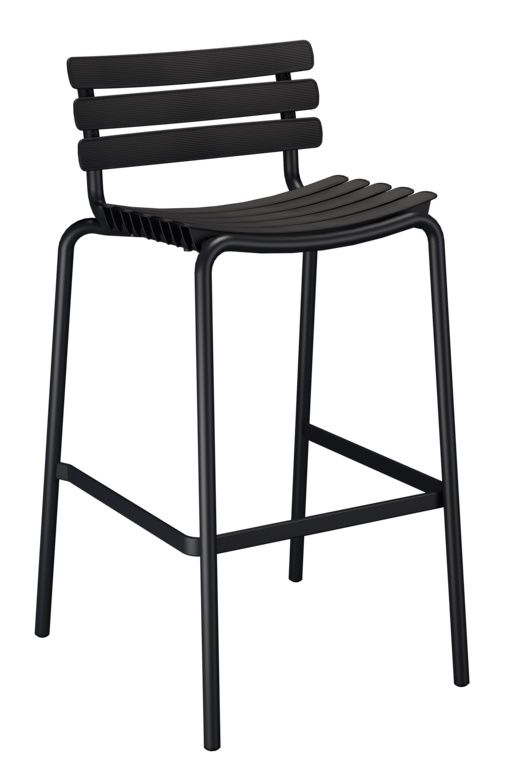 Schwarzer ReClips Barhocker von Houe für den Außenbereich mit Rückenlehne und Fußstütze.