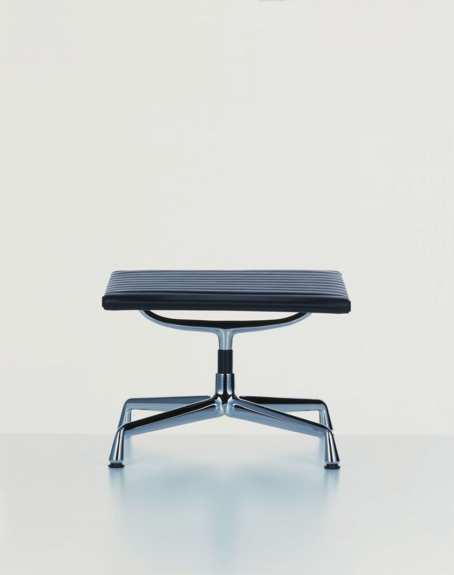 Aluminium Chair EA125 / EA 125 Hocker Vitra