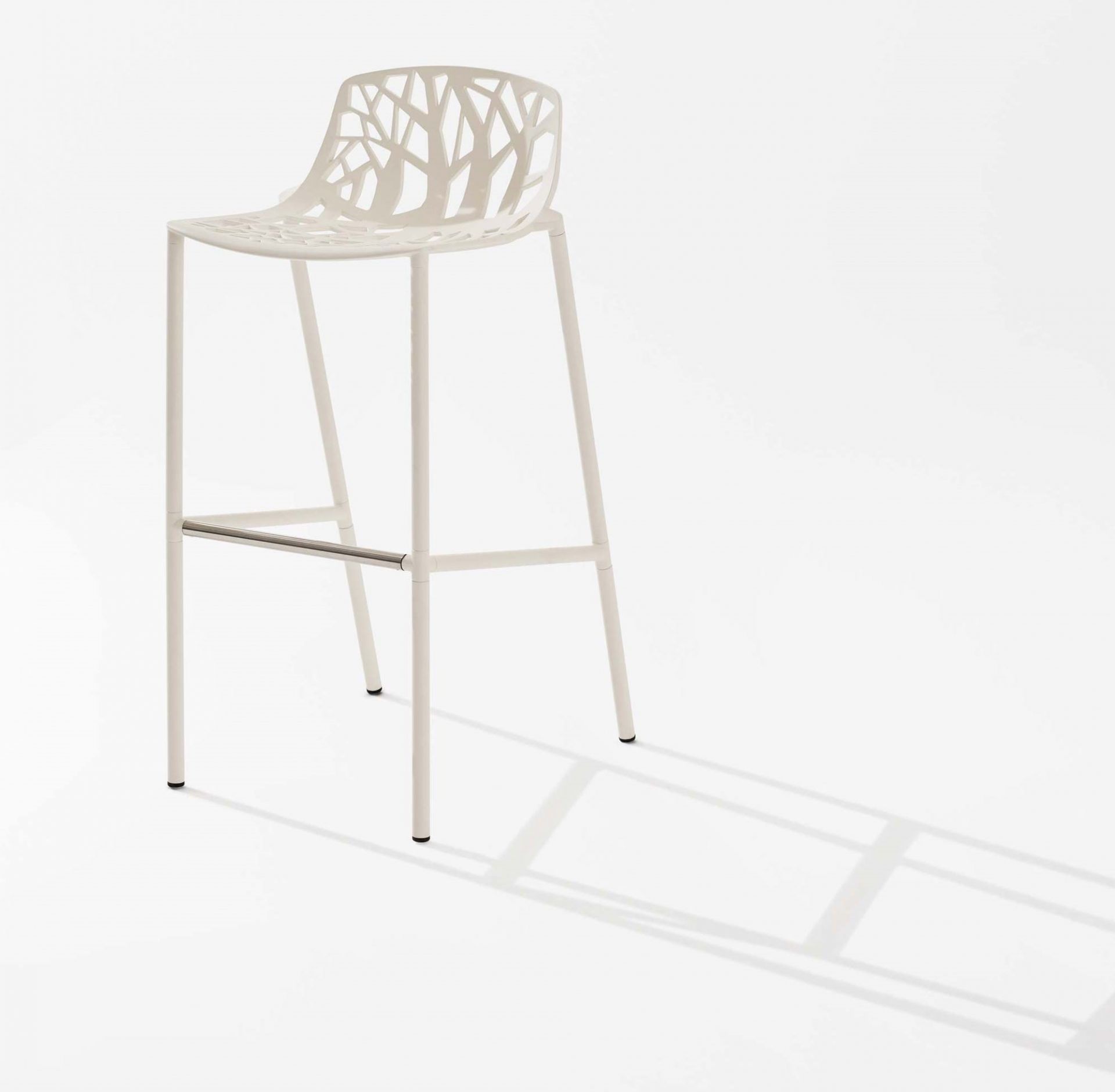 Weißer Forest Barhocker mit Baumdesign, Outdoor-geeignet, ideal für Garten und Terrasse. Hochwertiger Barstuhl von Fast.