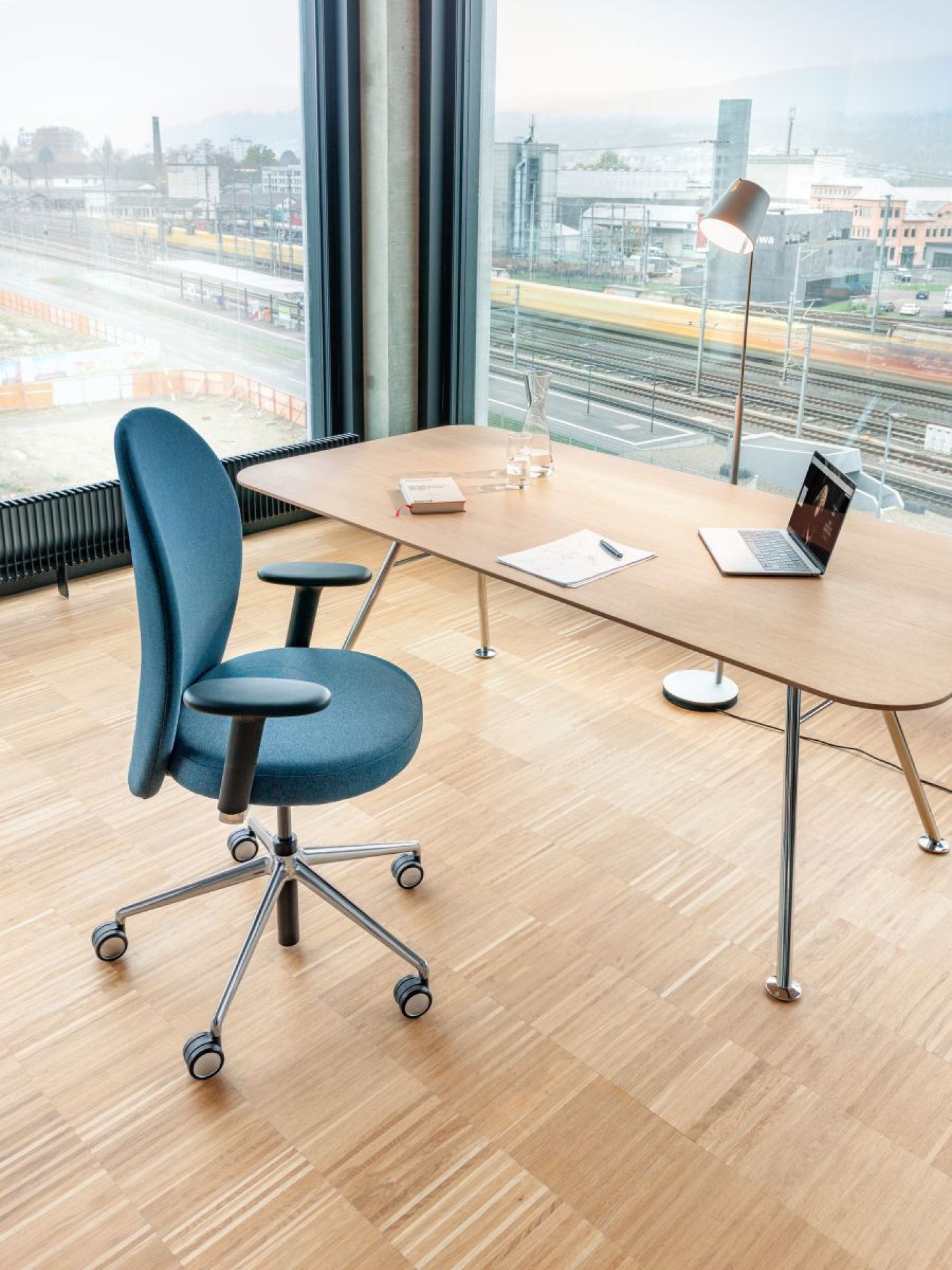 Akio Steel Tisch Girsberger