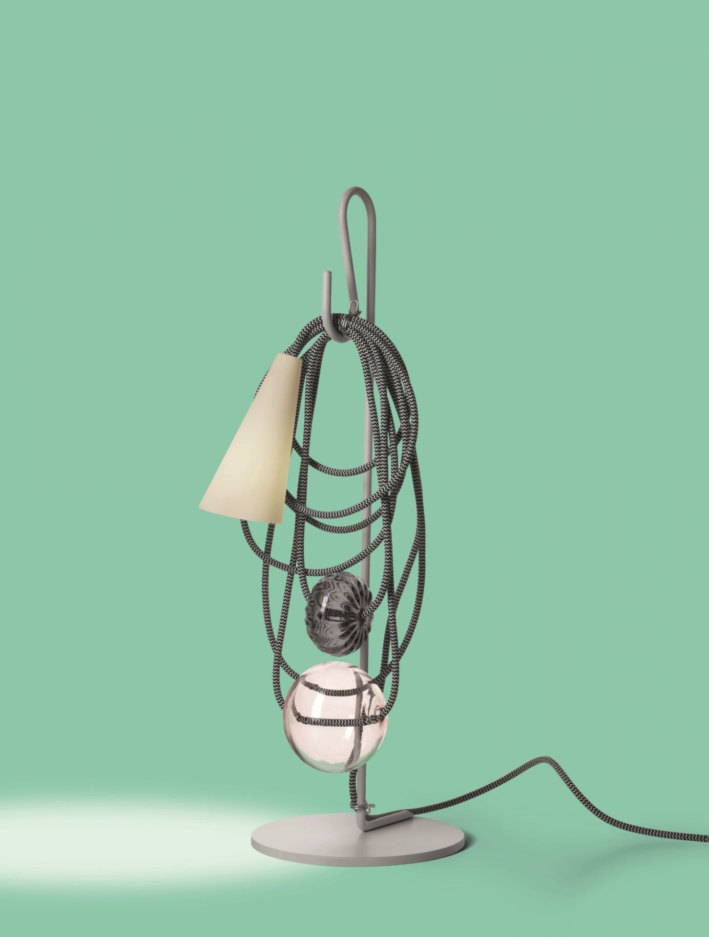 Filo Tischleuchte von Foscarini: Moderne Designerlampe mit geometrischen Formen und dekorativem Kabel.