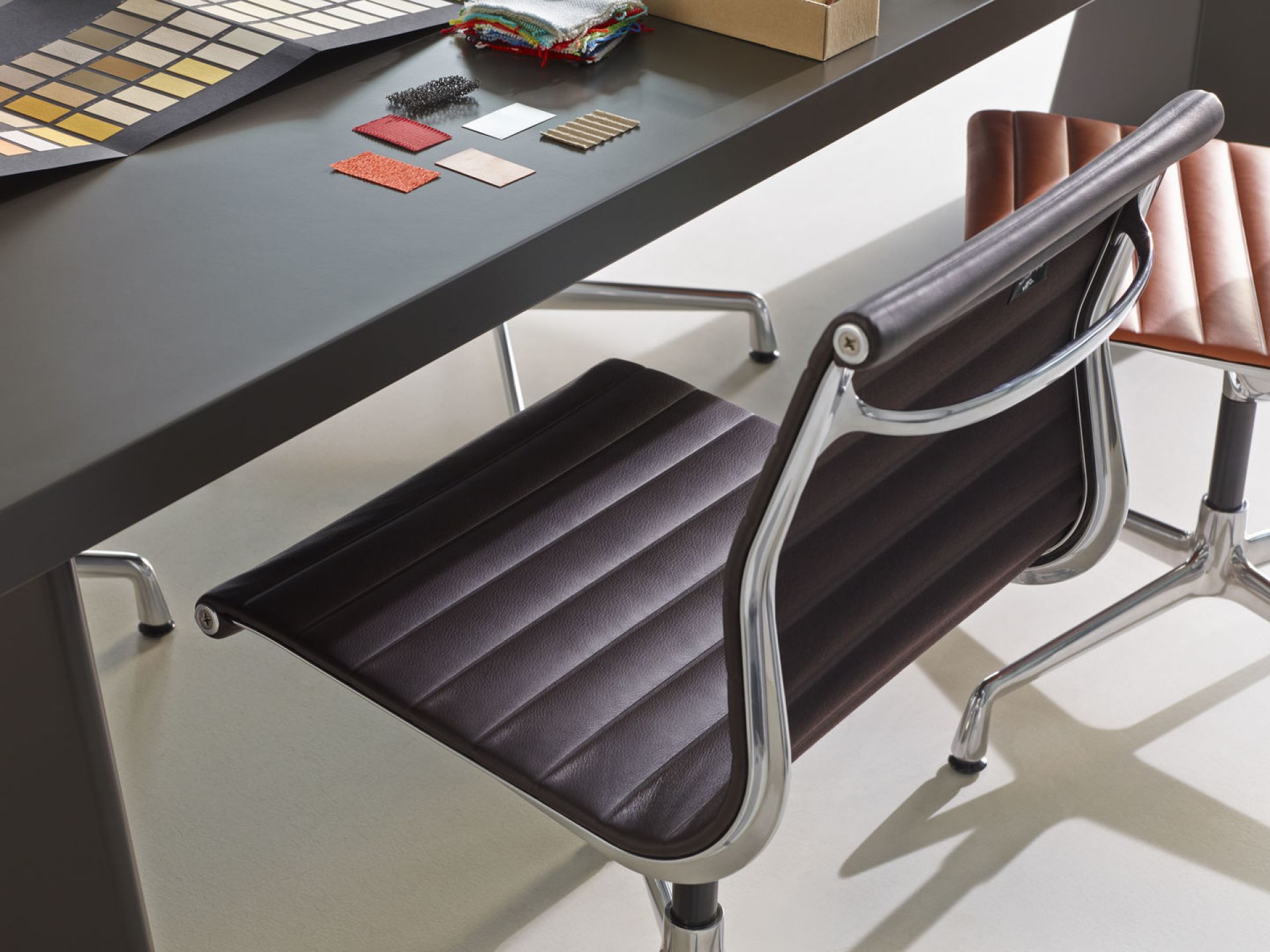 Aluminium Chair EA 101 / EA101 Stuhl Vitra