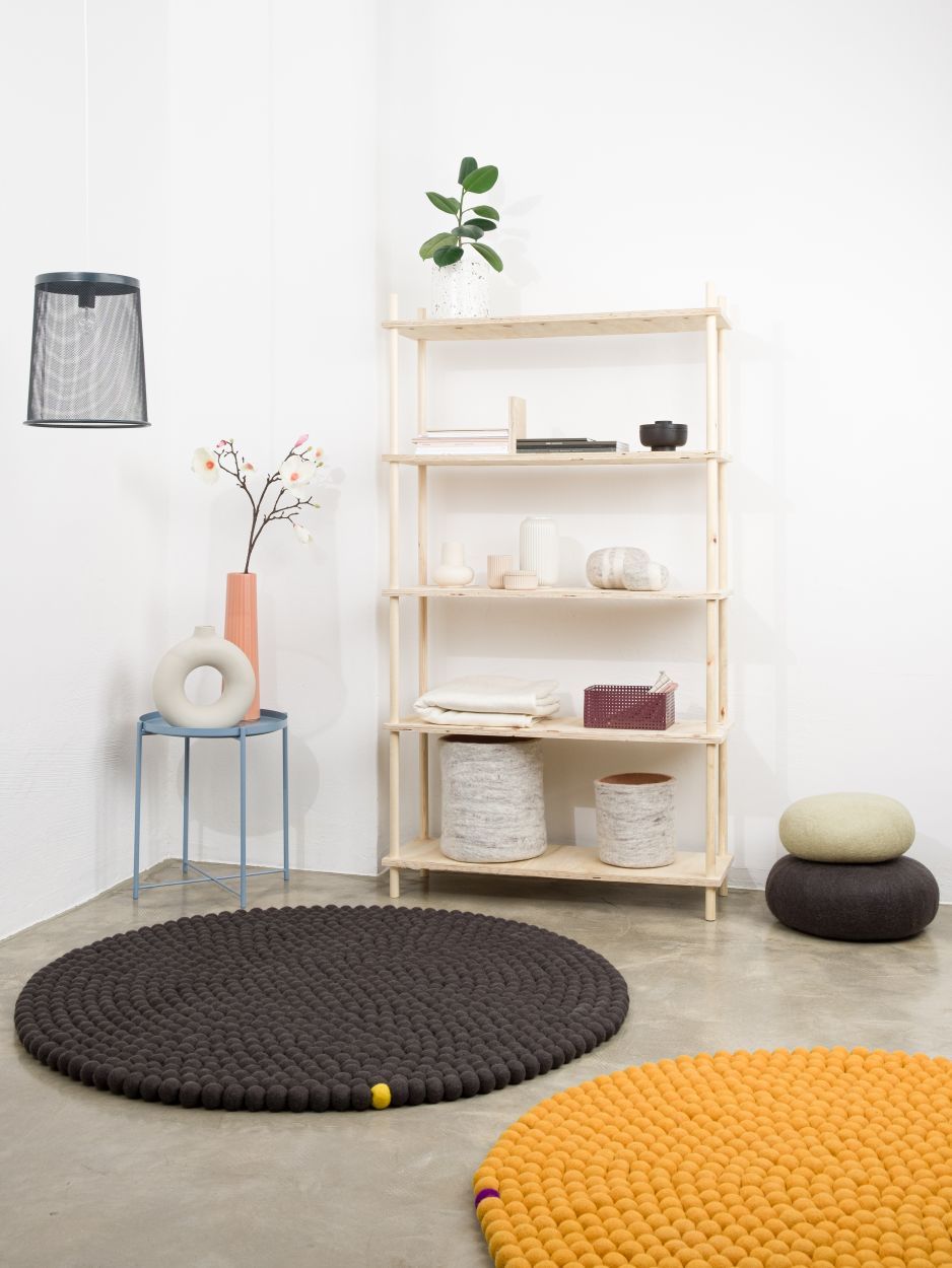 Big One Rund Filzteppich Ø 300 cm in Ockergelb, handgefertigter Wollteppich für stilvolles Wohnambiente.