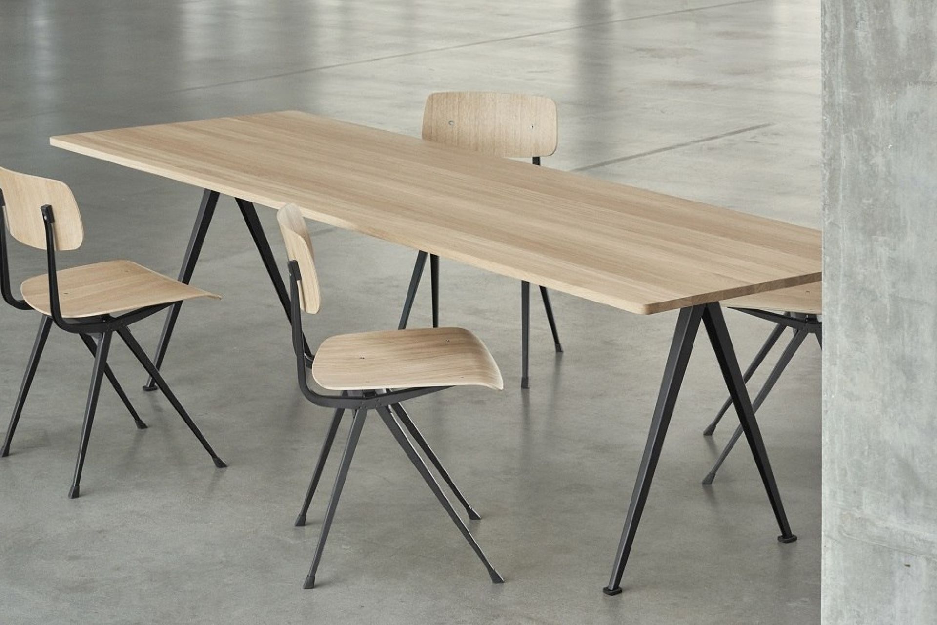 Pyramid Table 02 Esstisch Hay Eiche geräuchert schwarz B 190 x T 85 Pyramid Table 02 Esstisch Hay Eiche geräuchert schwarz B 190 x T 85