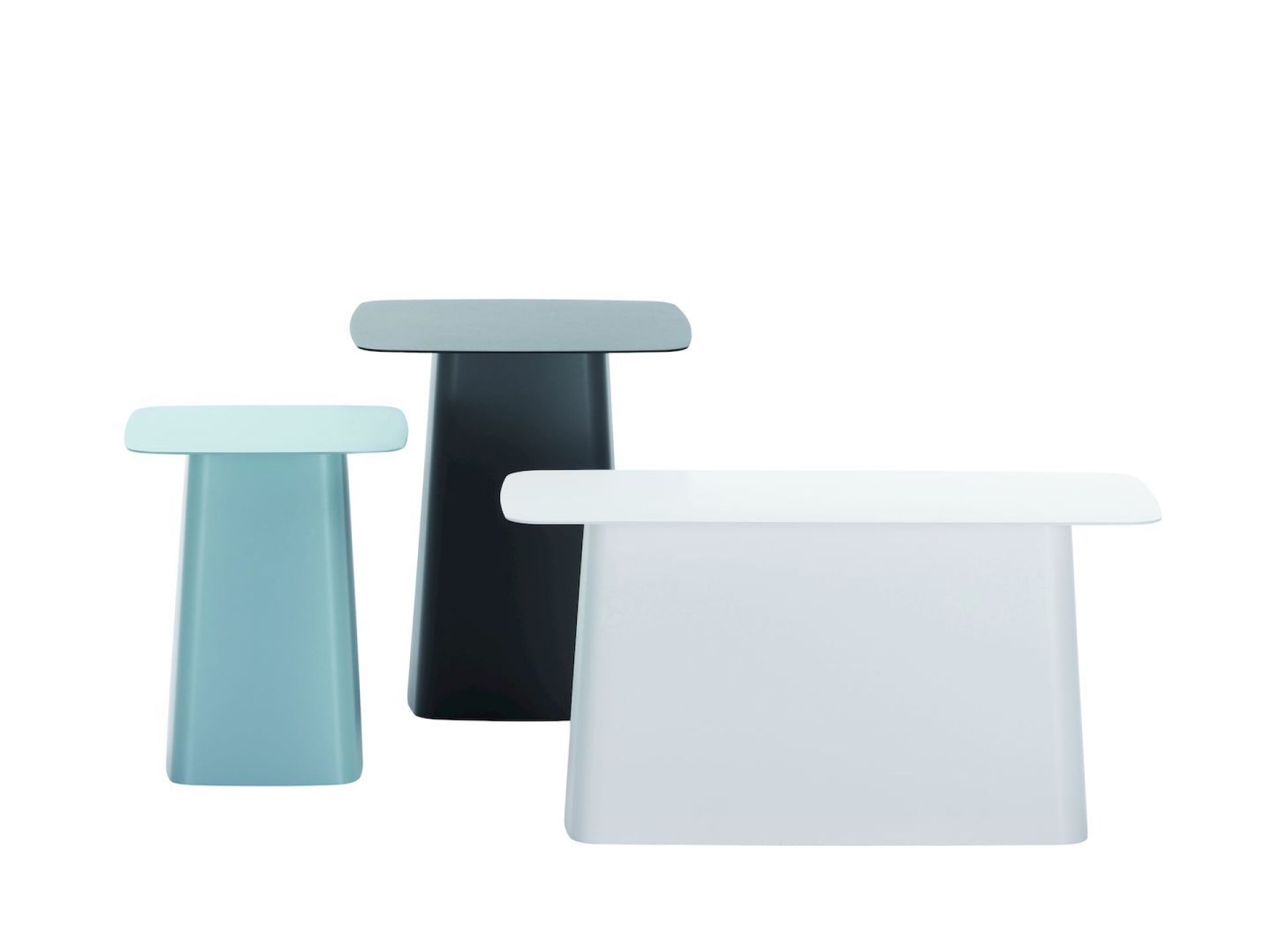 Drei Vitra Metal Side Table Beistelltische in Blau, Schwarz und Weiß. Moderne Metallmöbel.