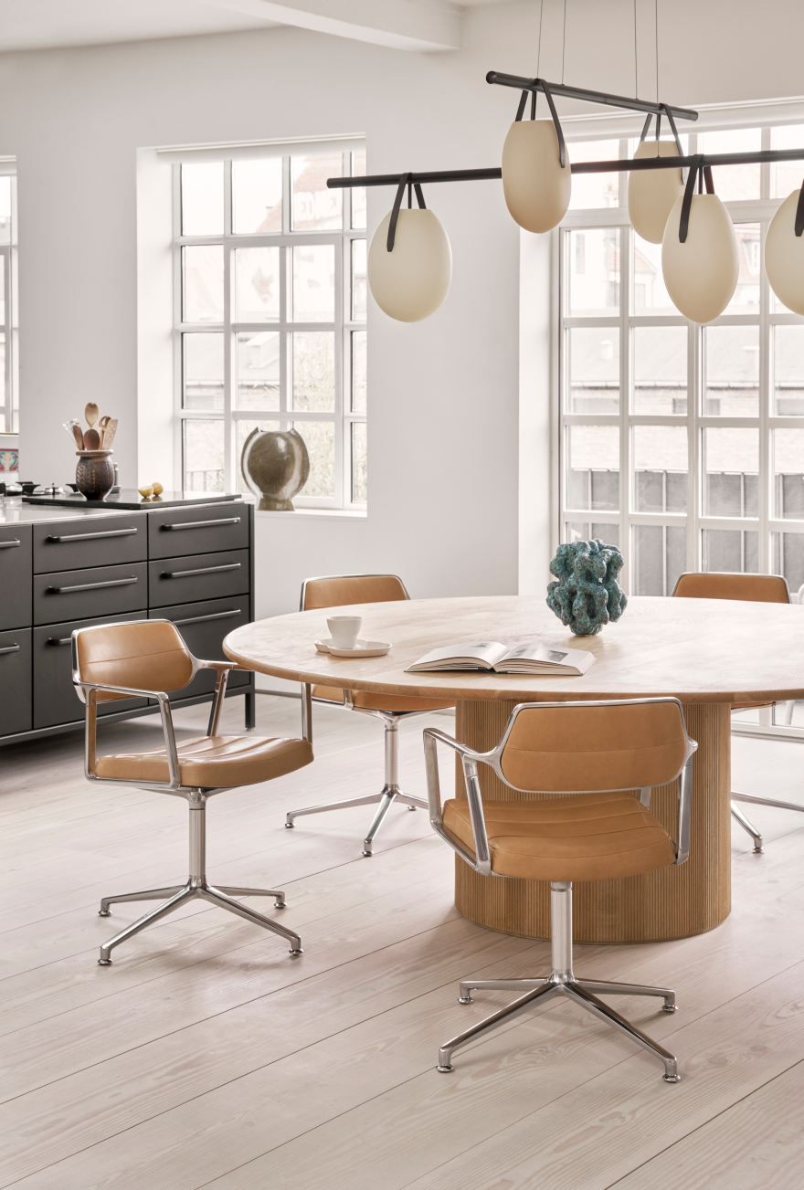 VIPP453 Swivel Chair Stuhl mit Gleitern schwarzes Leder / polierter Alurahmen Vipp